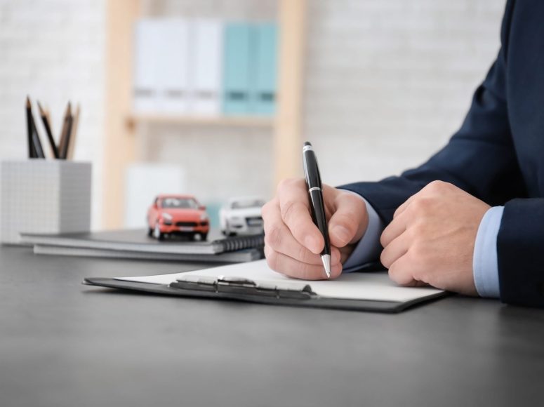 Kunde von Autohaus Groß Boelting TOP Markenspezialist für Peugeot, Citroën unterzeichnet eine Neuwagen-Vollmacht.